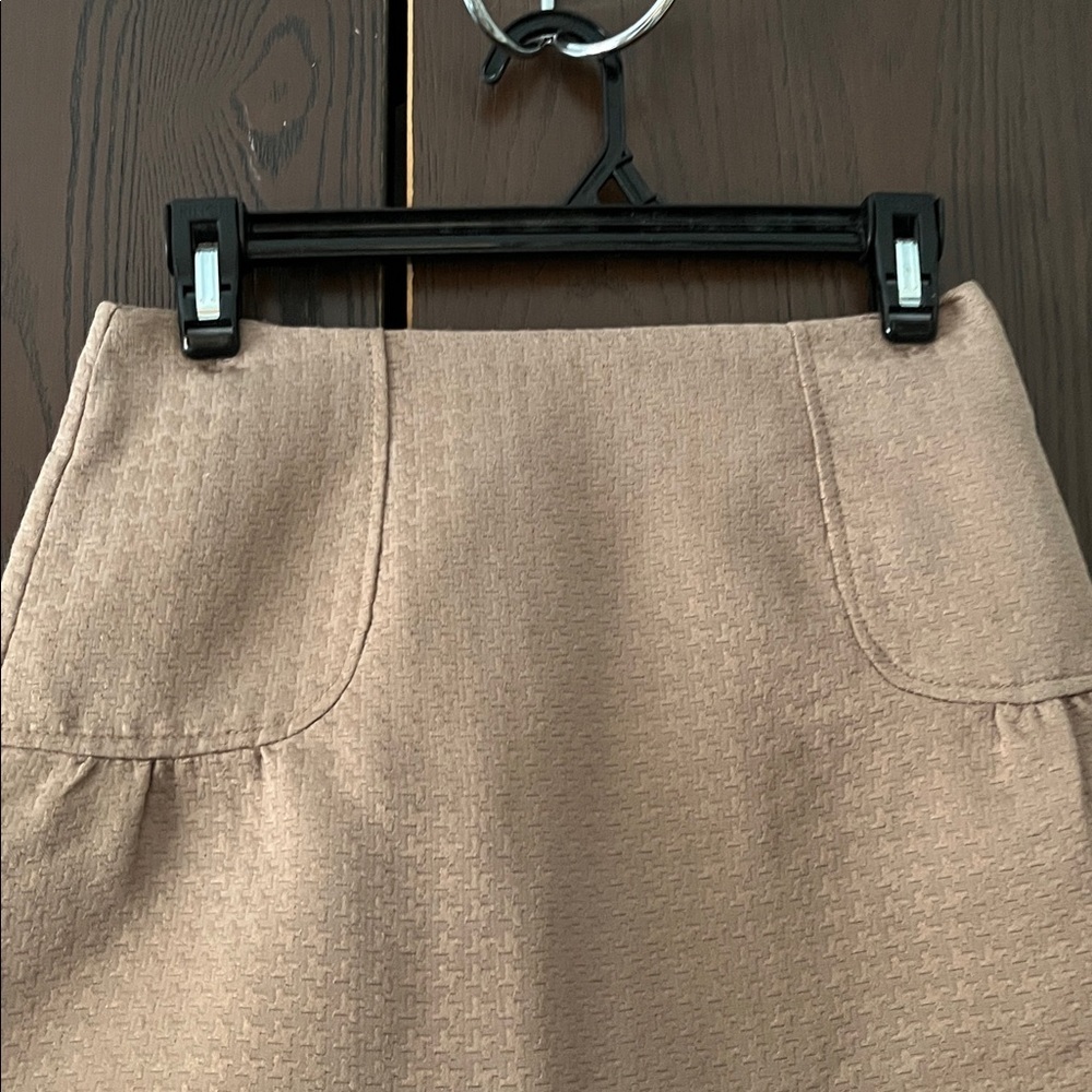 H&M camel, textured mini skirt. Size 4 - Picture 3 of 7